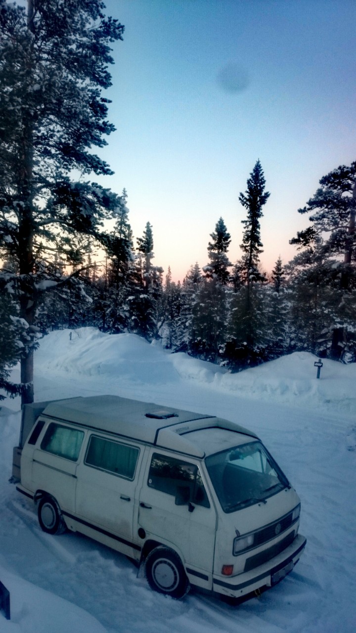 VW Bus T3 im Winter in Schweden