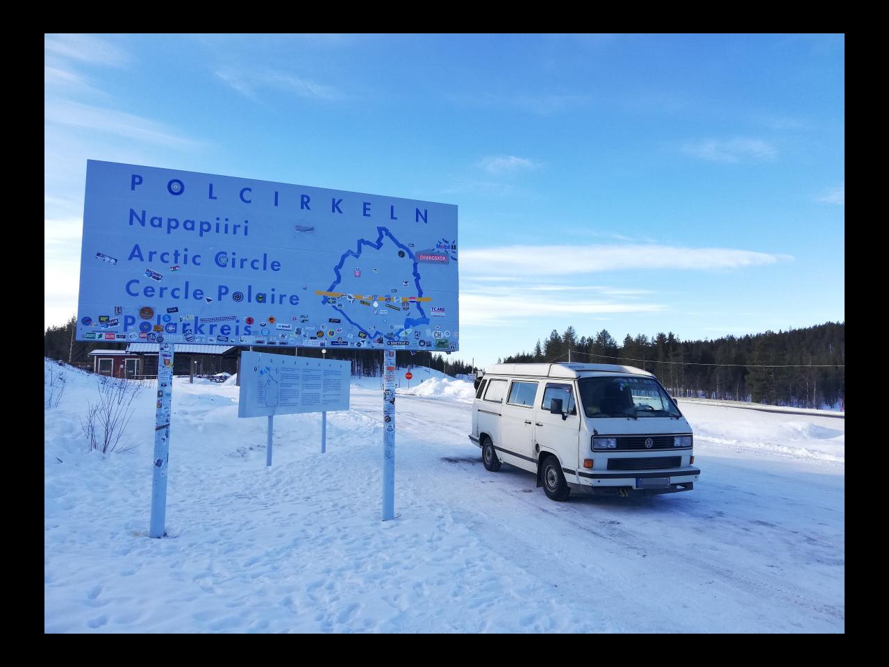 Polarkreis im Winter in Lappland mit VW T3