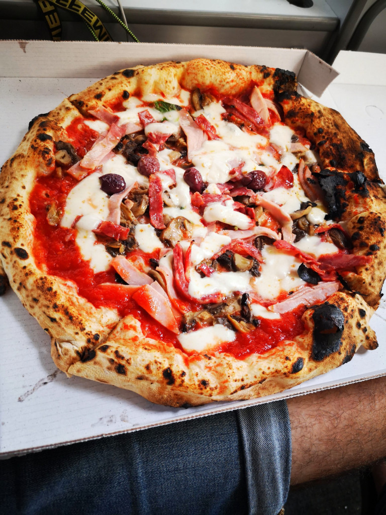 Pizza in Neapel Fratelli Reise Essen