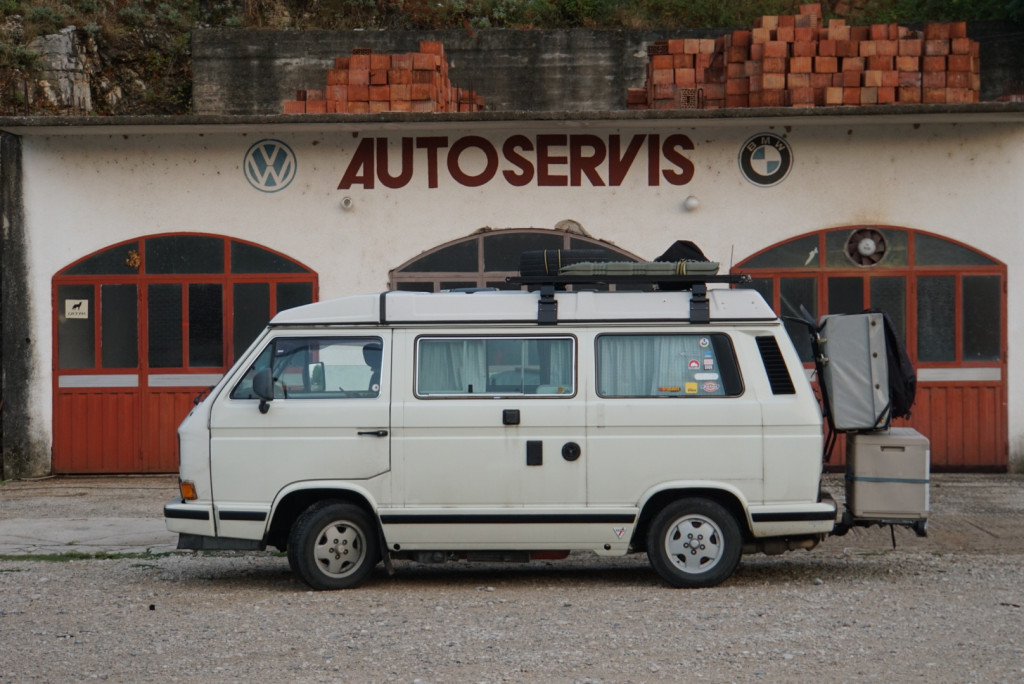 Bosnien alte KFZ-Werkstatt VW Bulli