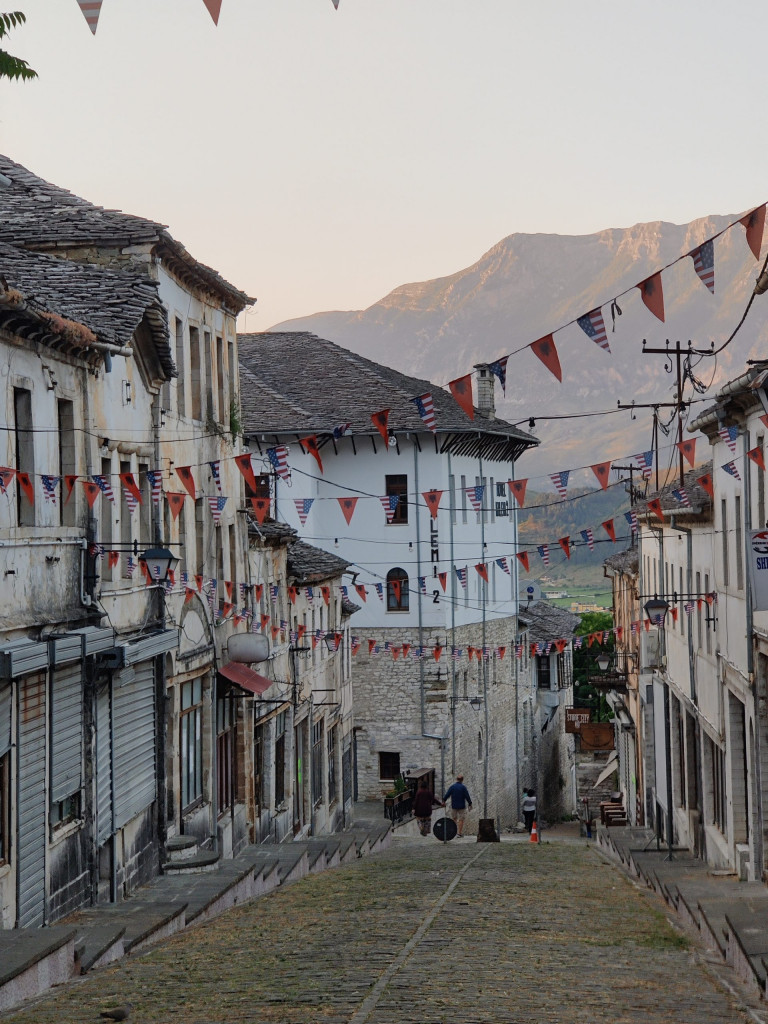 Albania Gjirokastra Straße Stadt Reiseführer