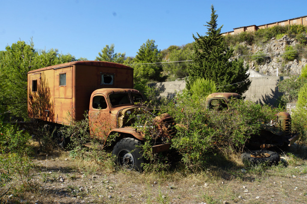 lost place fahrzeuge militär albanien Urbanex