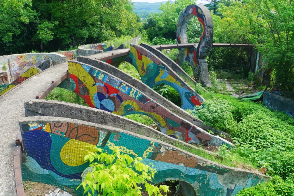 lost place spielplatz georgien