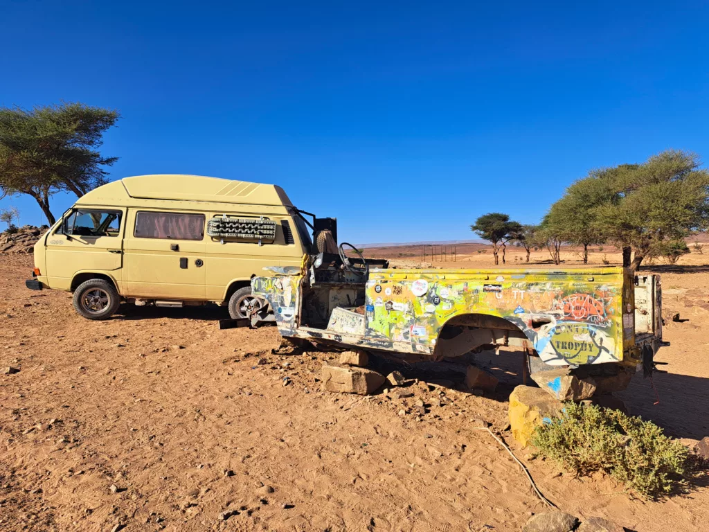 karosserie lost place fahrzeug rallye erg chegaga